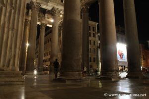 photo de la colonade du pronaos du panthéon de Rome