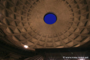 Photo de l'intérieur de la coupole du Panthéon de Rome