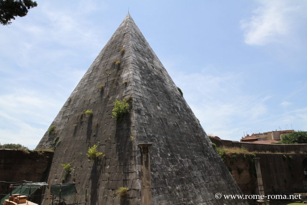 pyramide-de-caius-cestius_0680