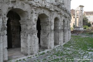 photo des arcades du théatre de marcellus à Rome