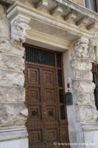 Porte de palais du quartier Coppedè à Rome