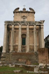 tempio-di-antonino-e-faustina-foro-romano_0091