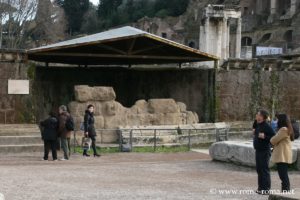 tempio-divo-giulio-cesare-foro-romano_0115